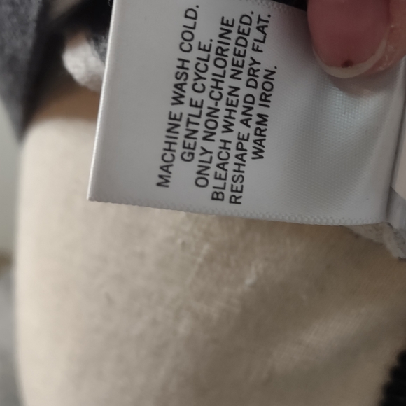 Banana Republic Sweater - Picture 6 of 7